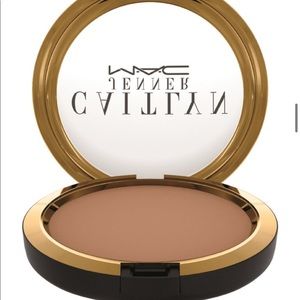 Caitlyn Jenner x MAC Mineral Powder “Compassion”
